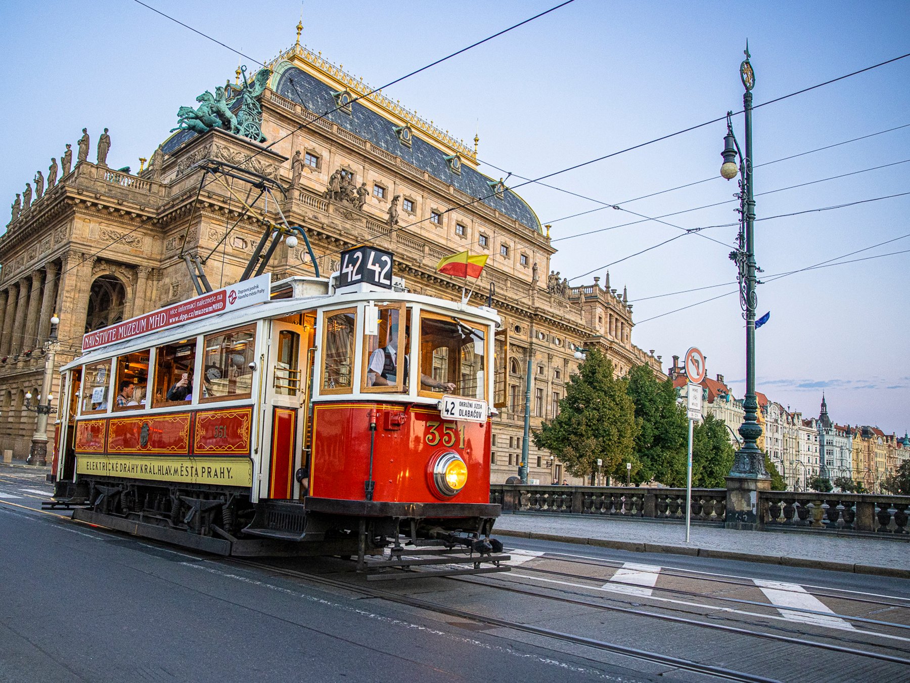 Prag: Historische Hop-on-Hop-off-Straßenbahn-Tour auf der Linie 42