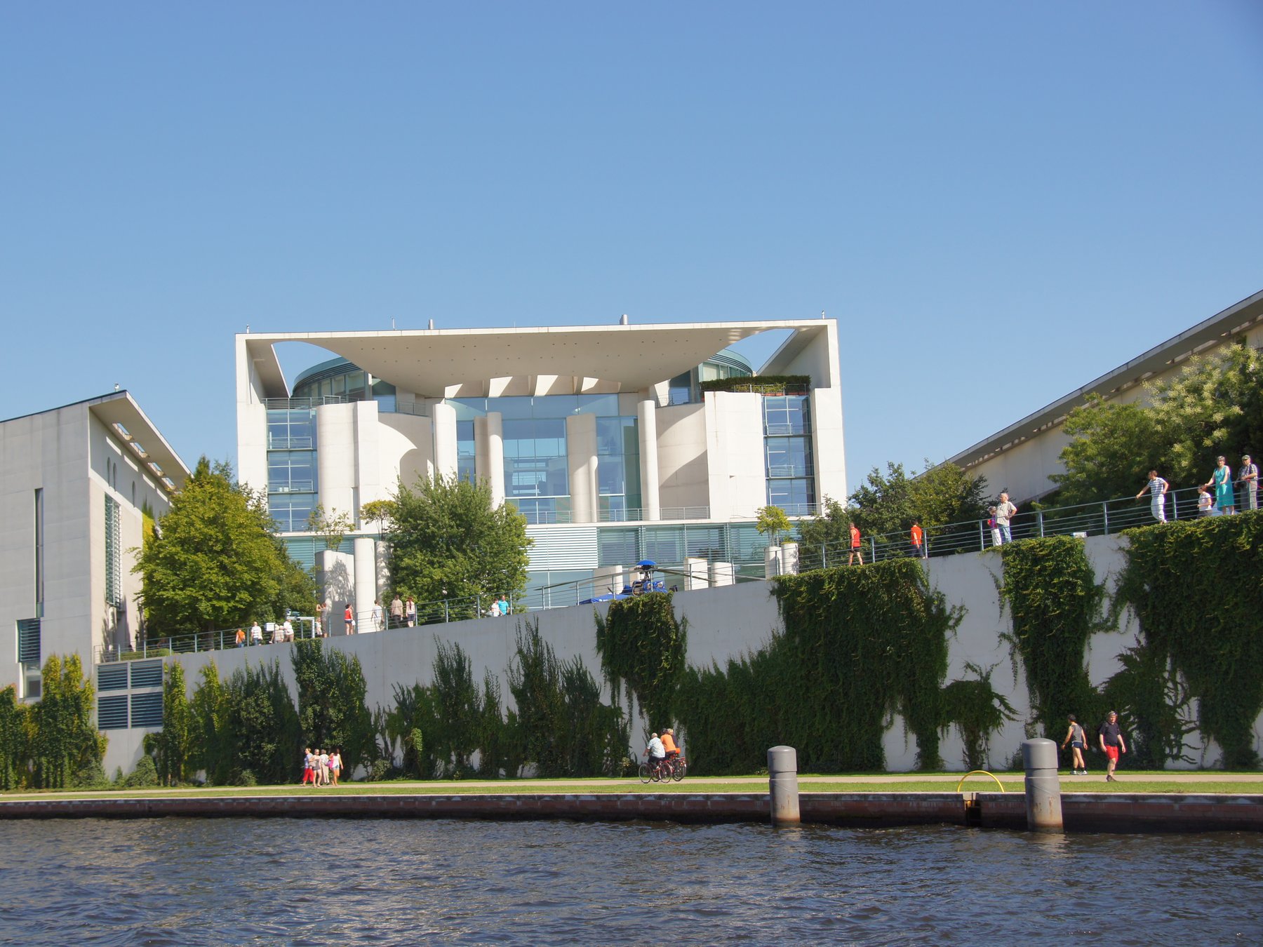 Berlin: 2.5-Hr Dinner Cruise on the MS Der Fliegende Holländer + Audio Guide