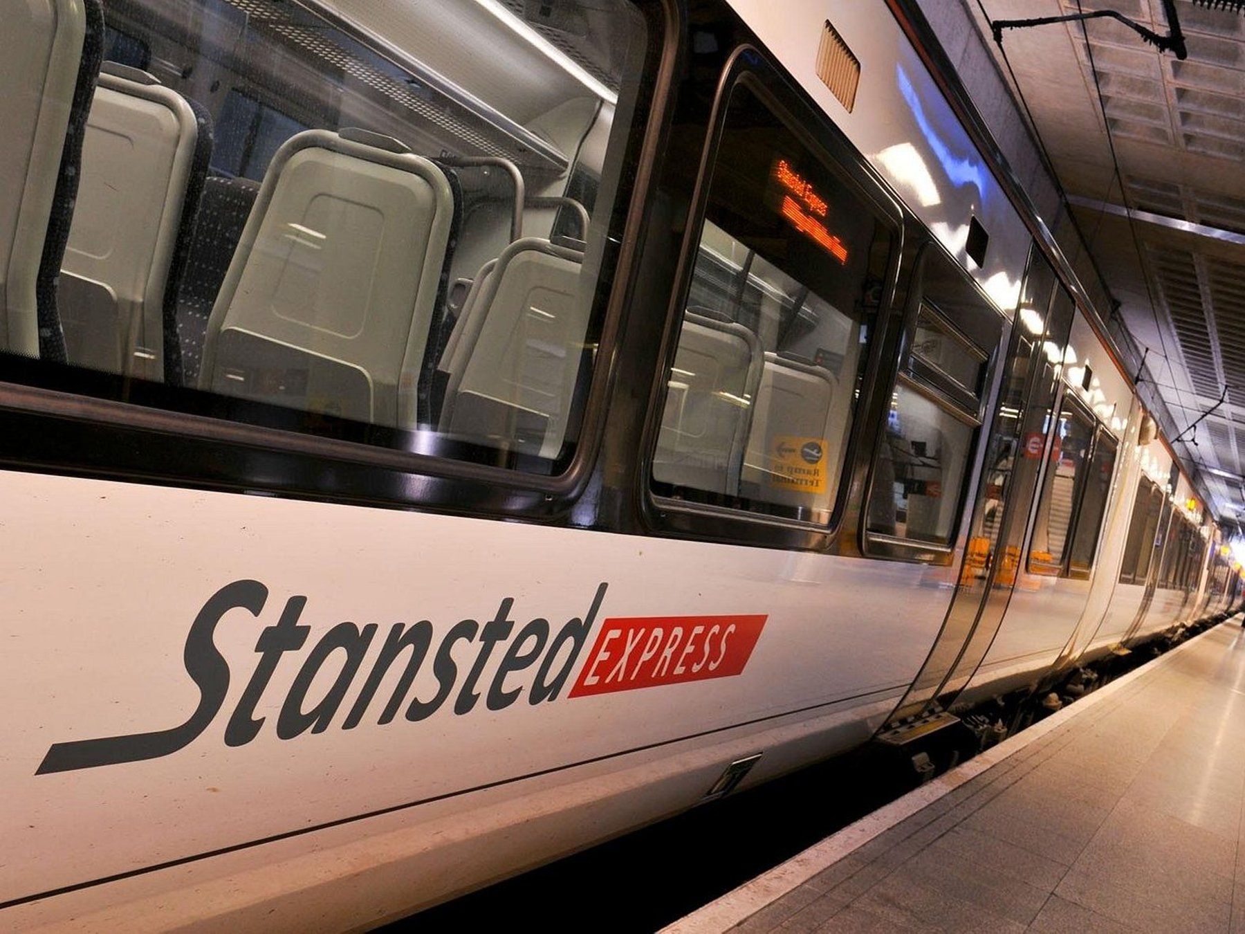 London: Zug zum/vom Flughafen London Stansted und Stratford
