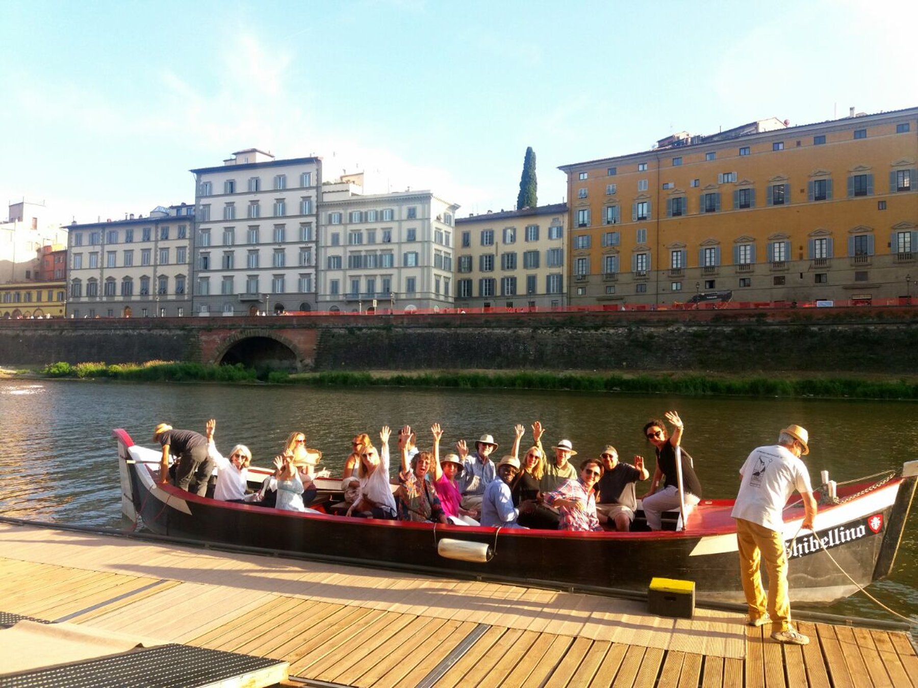 Florenz: Authentische Barchetto-Flussfahrt mit Wein und Guide