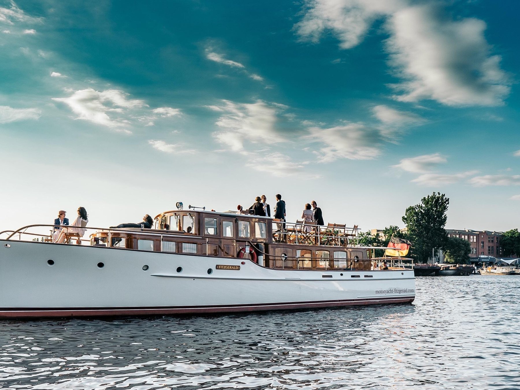 Abendliche Yachtfahrt mit Aperitif 75 Minuten -