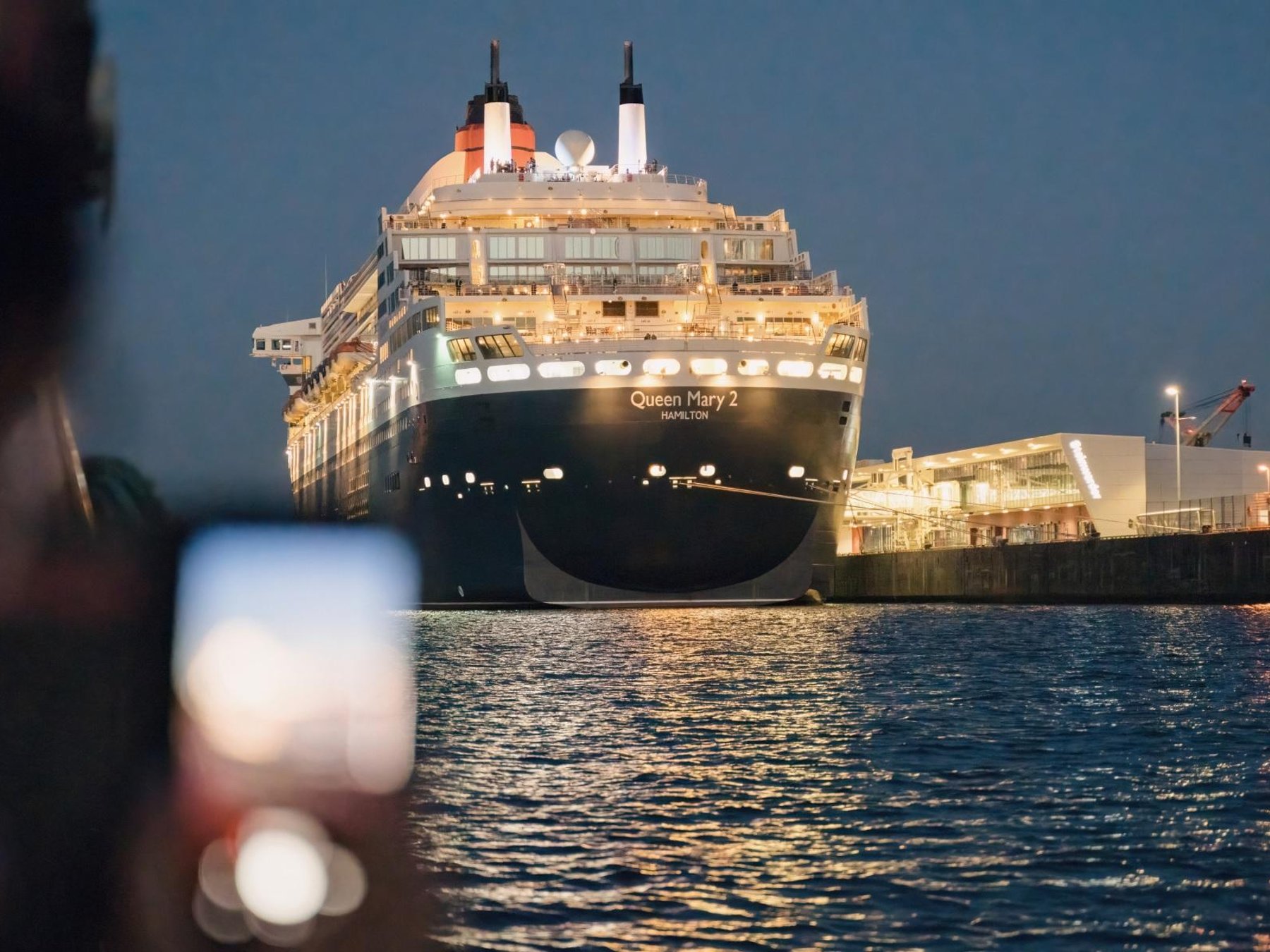 Hamburg 1,5-stündige Abendlichter-Hafenrundfahrt auf einem Schiff