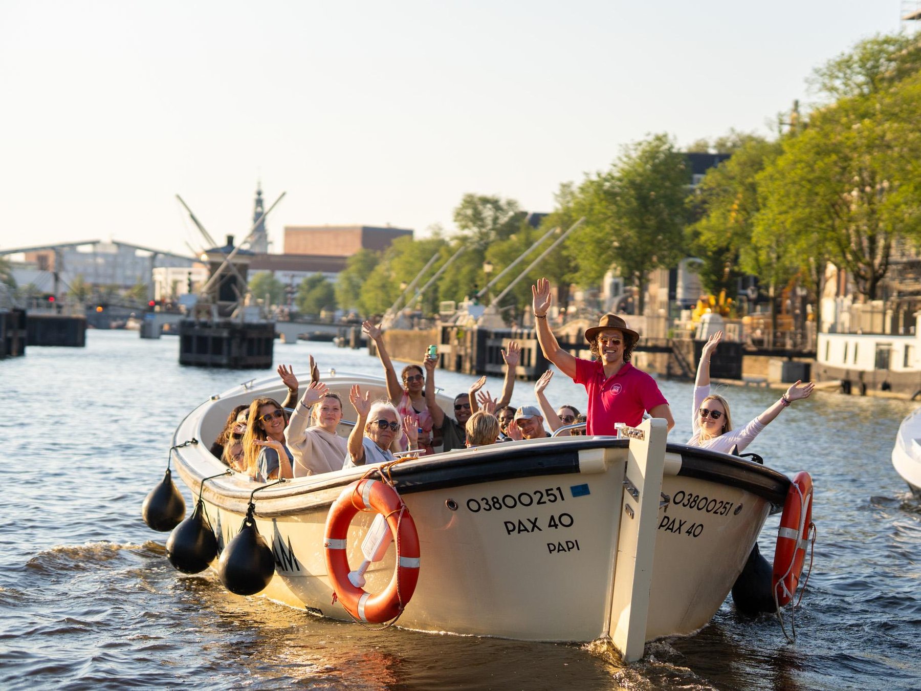 Amsterdam: 90-minütige Bootsfahrt mit ortskundigem Guide & niederländischen Snacks