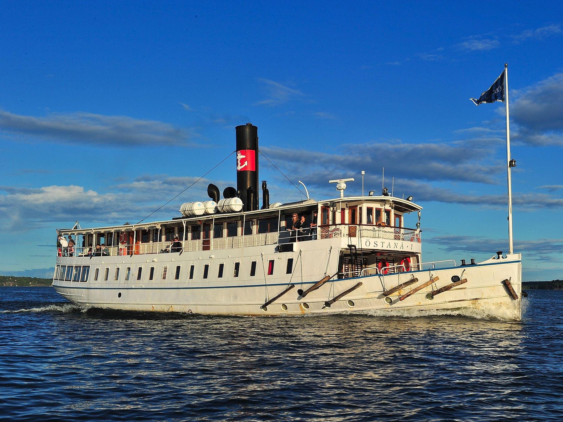 Stockholm: Guided Archipelago Wooden Boat Tour