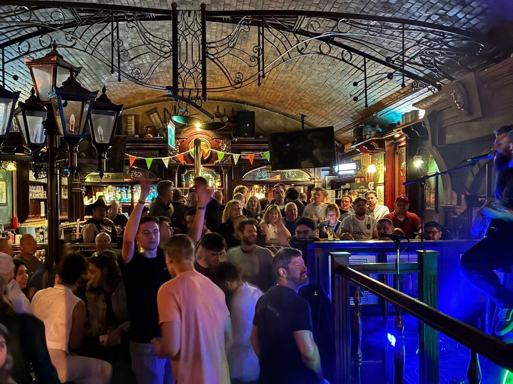 Berlin: Kneipentour & Party mit Gratis-Shots & VIP-Clubzugang