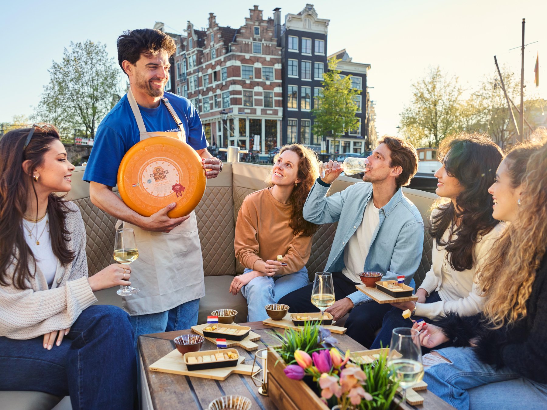 Amsterdam: Grachtenfahrt mit Käseverkostung und unbegrenzten Drinks