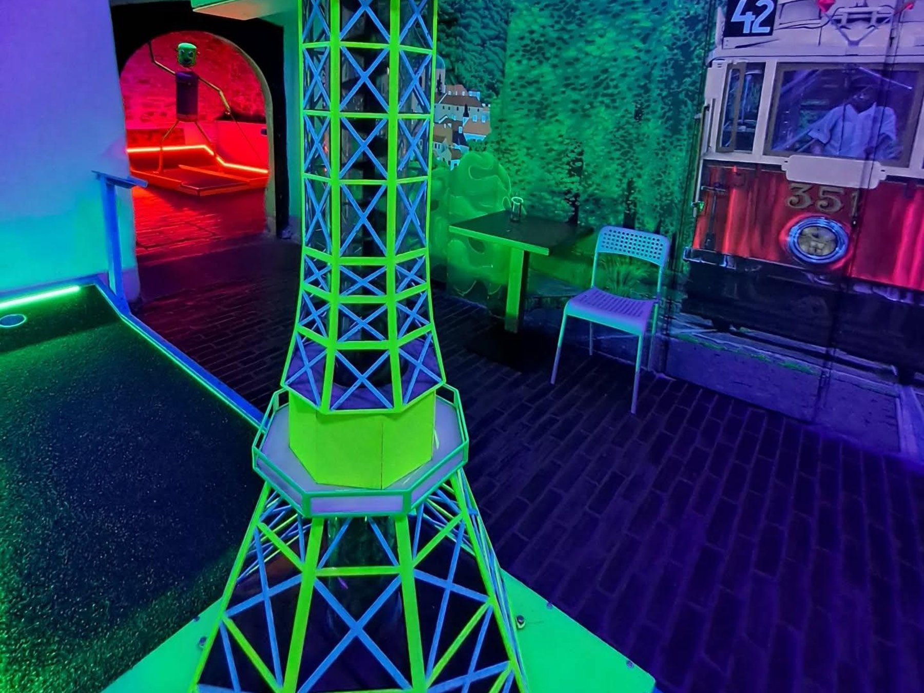 Prag Glow Golf Minigolfspiel mit UV-Licht