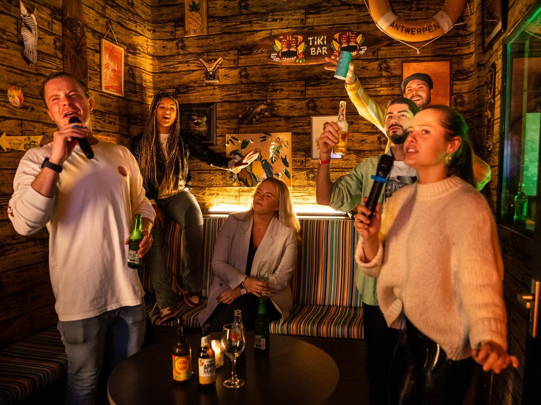 Aloha Amsterdam: Private Karaoke-Kabine mit 20.000 Songs