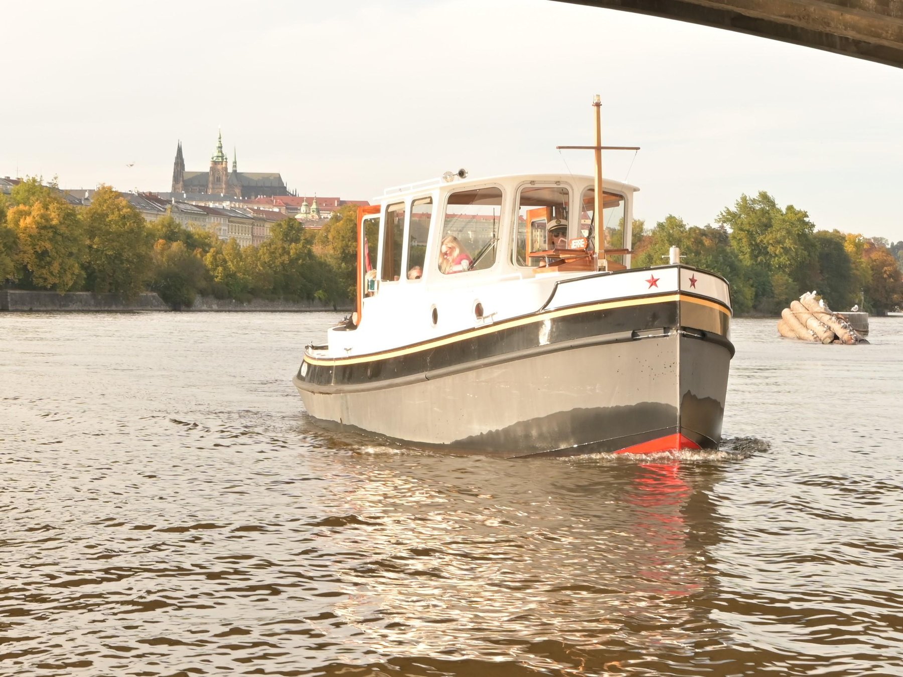 In Prag: Private Moldau-Kreuzfahrt mit Kapitän 2 Std.