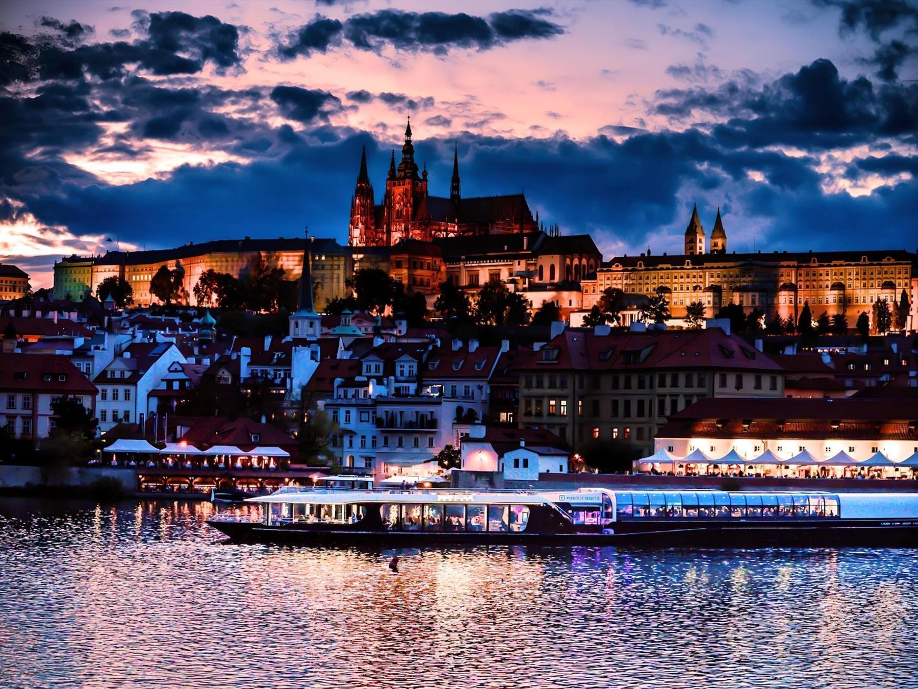 In Prag: Moldau-Nachtfahrt mit Buffet