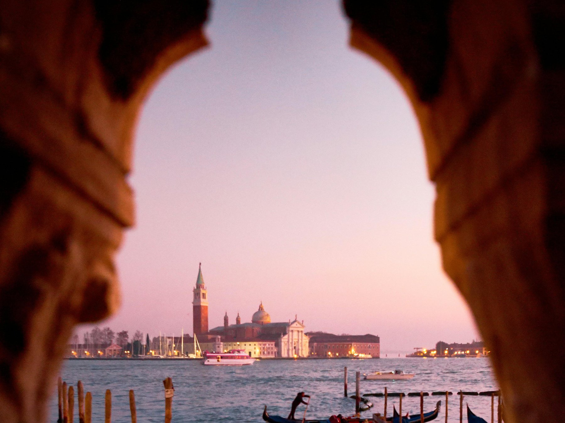 Venedig: Gondelfahrt über die Seufzerbrücke und das Markusbecken