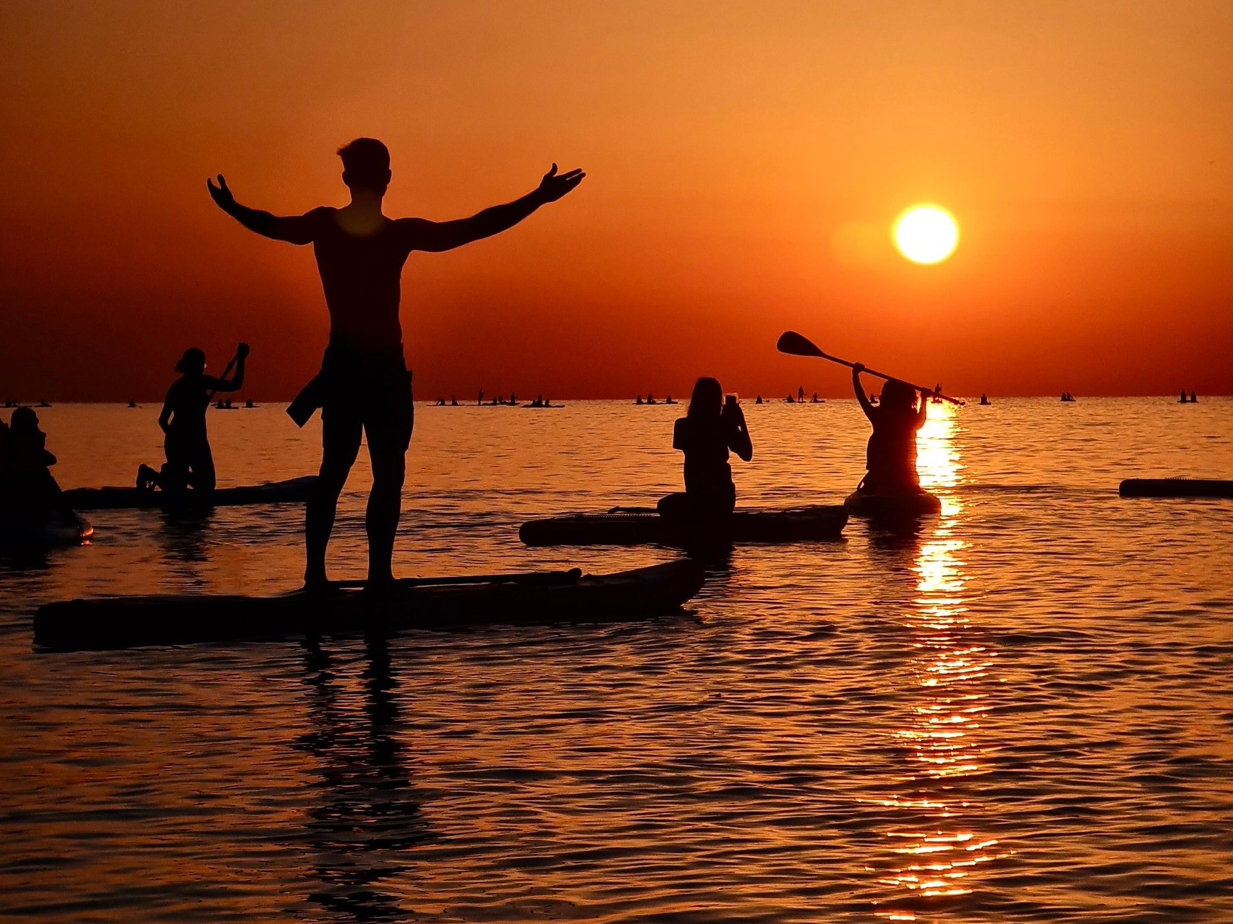 Paddleboarding bei Sonnenaufgang. Inklusive: Lehrer, Fotos, Ausrüstung