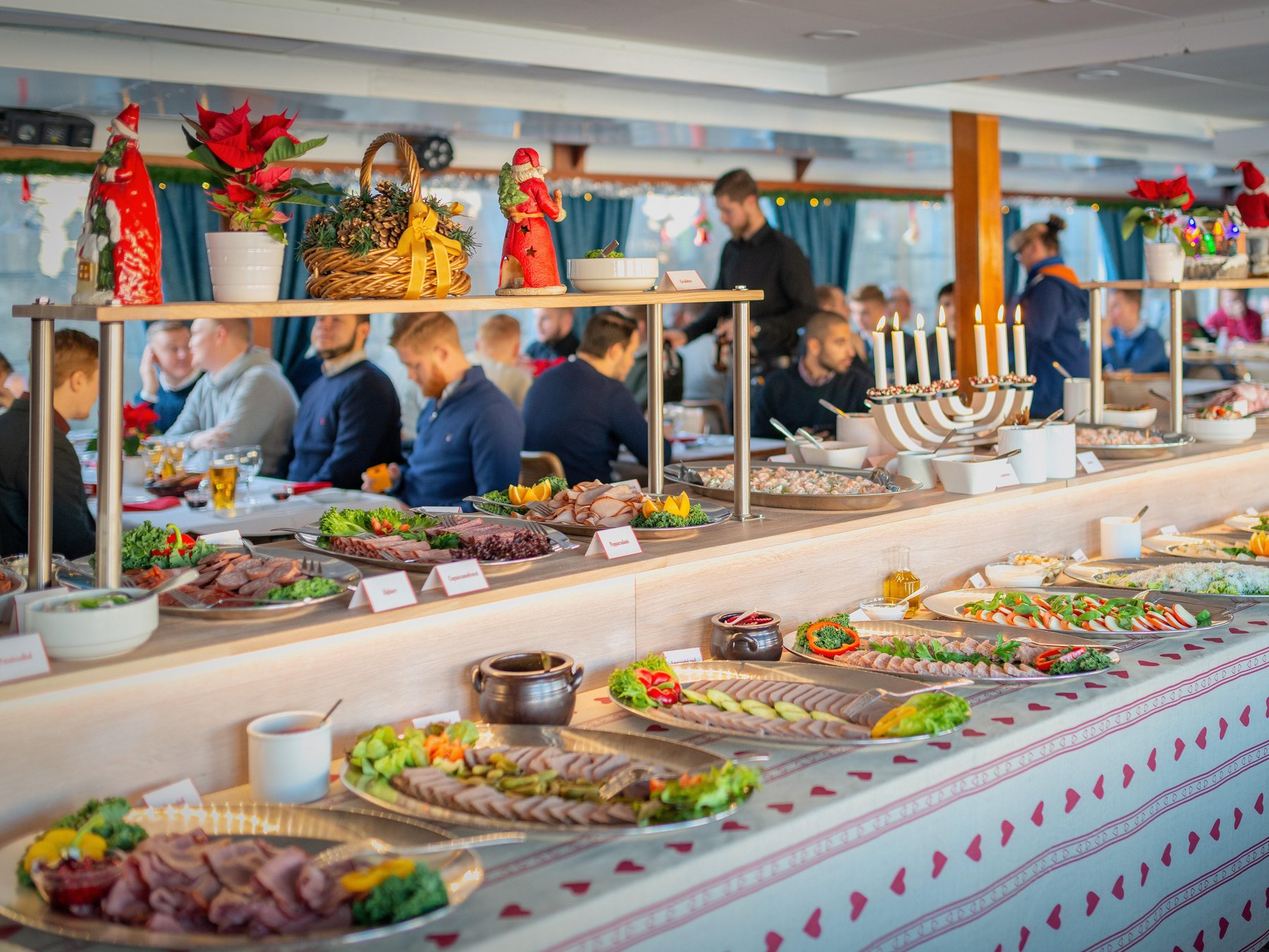 In StockholmAll-You-Can-Eat Weihnachts-Buffet-Kreuzfahrt Livemusik