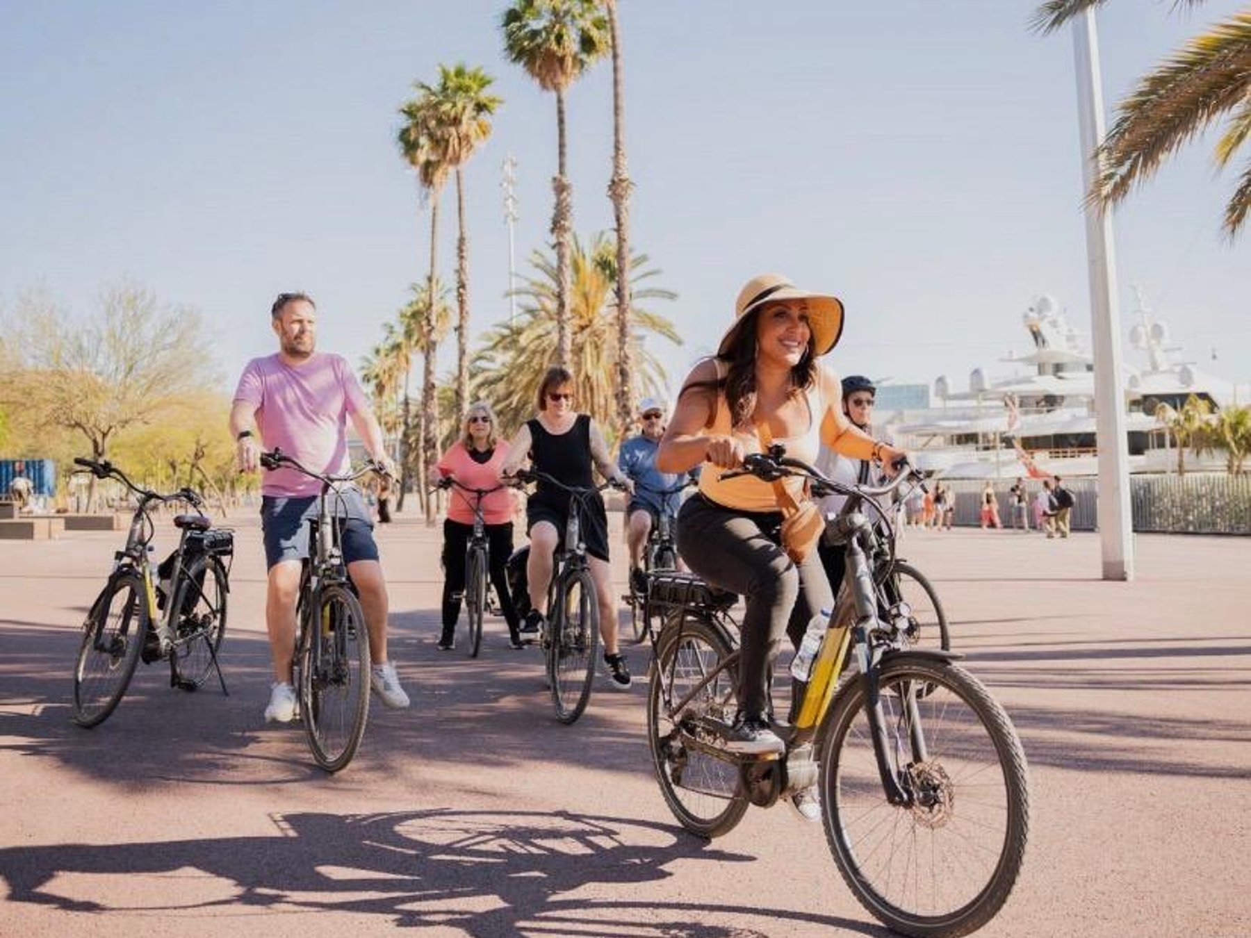 Barcelona: E-Bike-Tour mit Tapas, Montjuïc und Strand