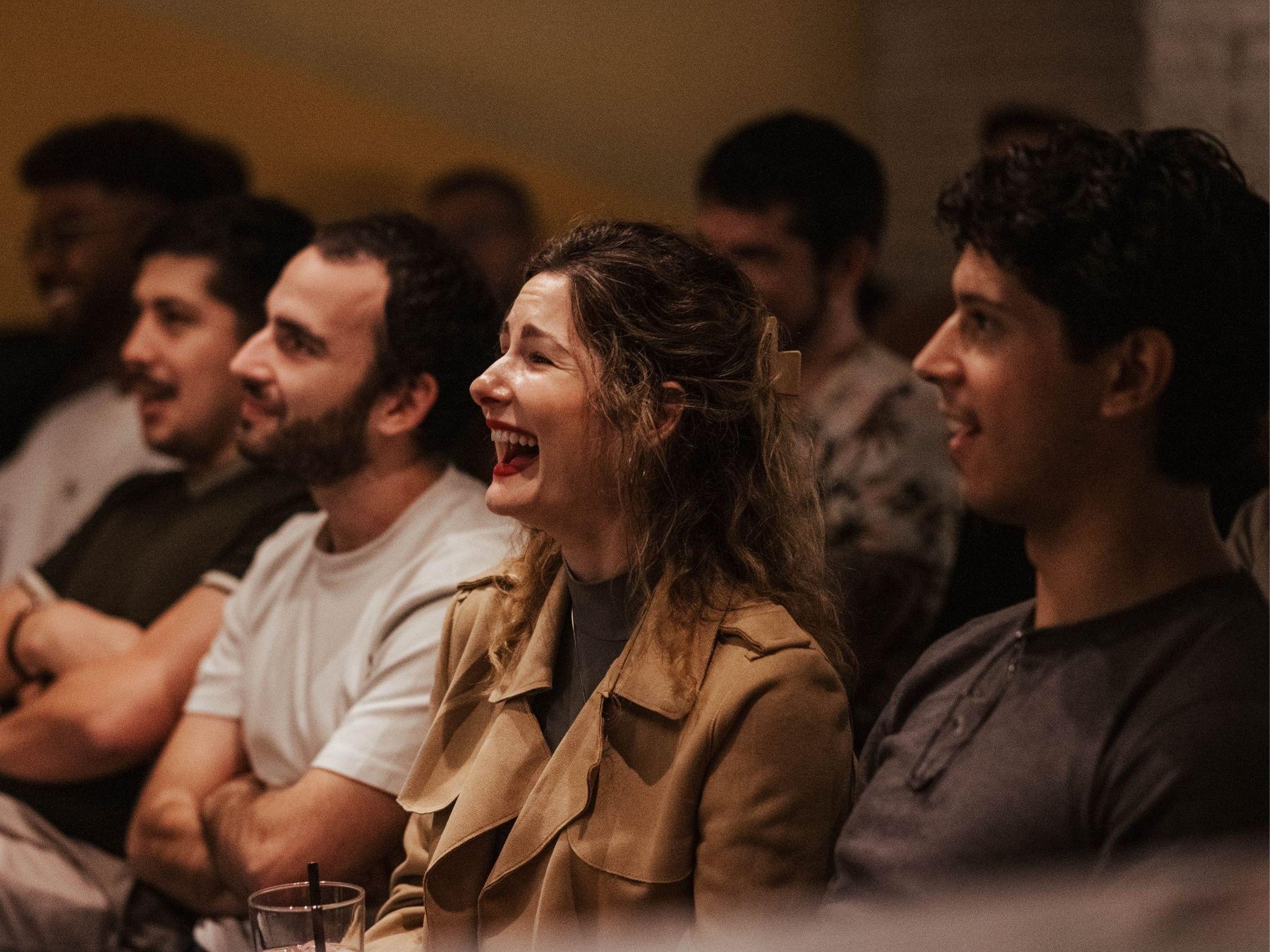 Englische Comedy-Show mit Wein