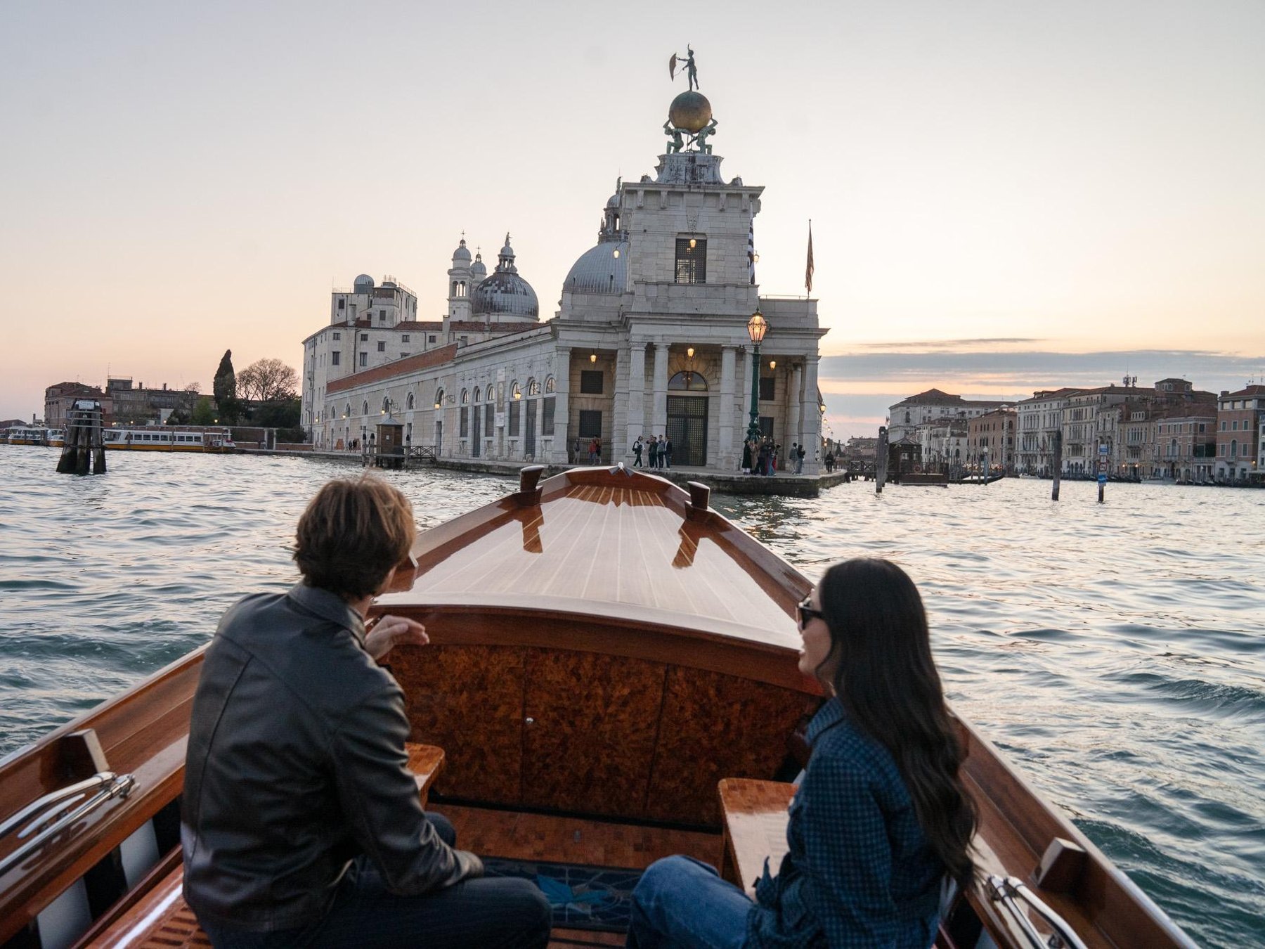 Sonnenuntergangs-Ruhe-Fahrt in der Venezianischen Lagune