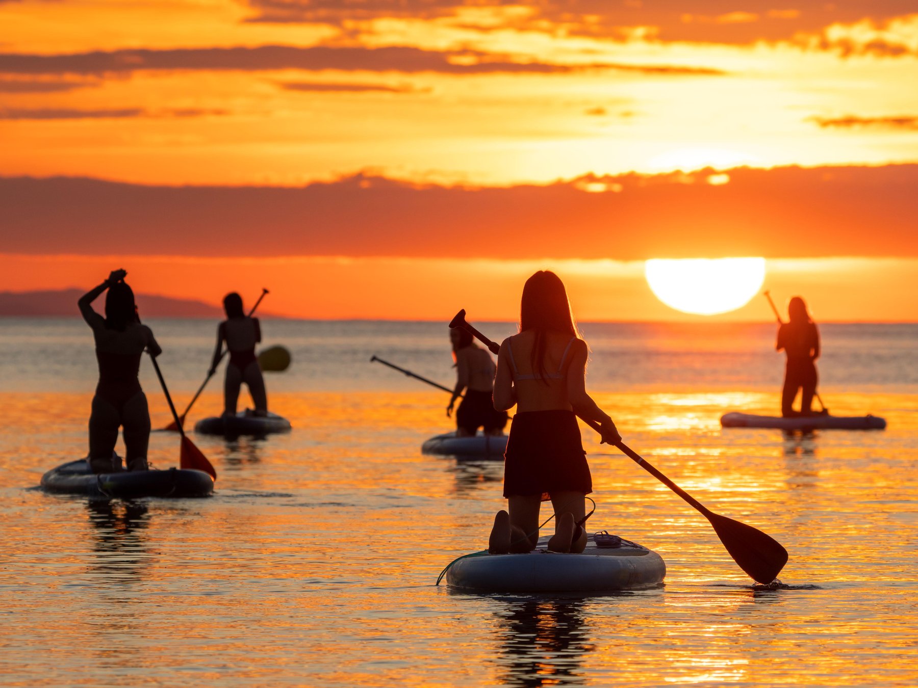 Barcelona: Paddleboarding bei Sonnenaufgang mit Lehrer und Fotos