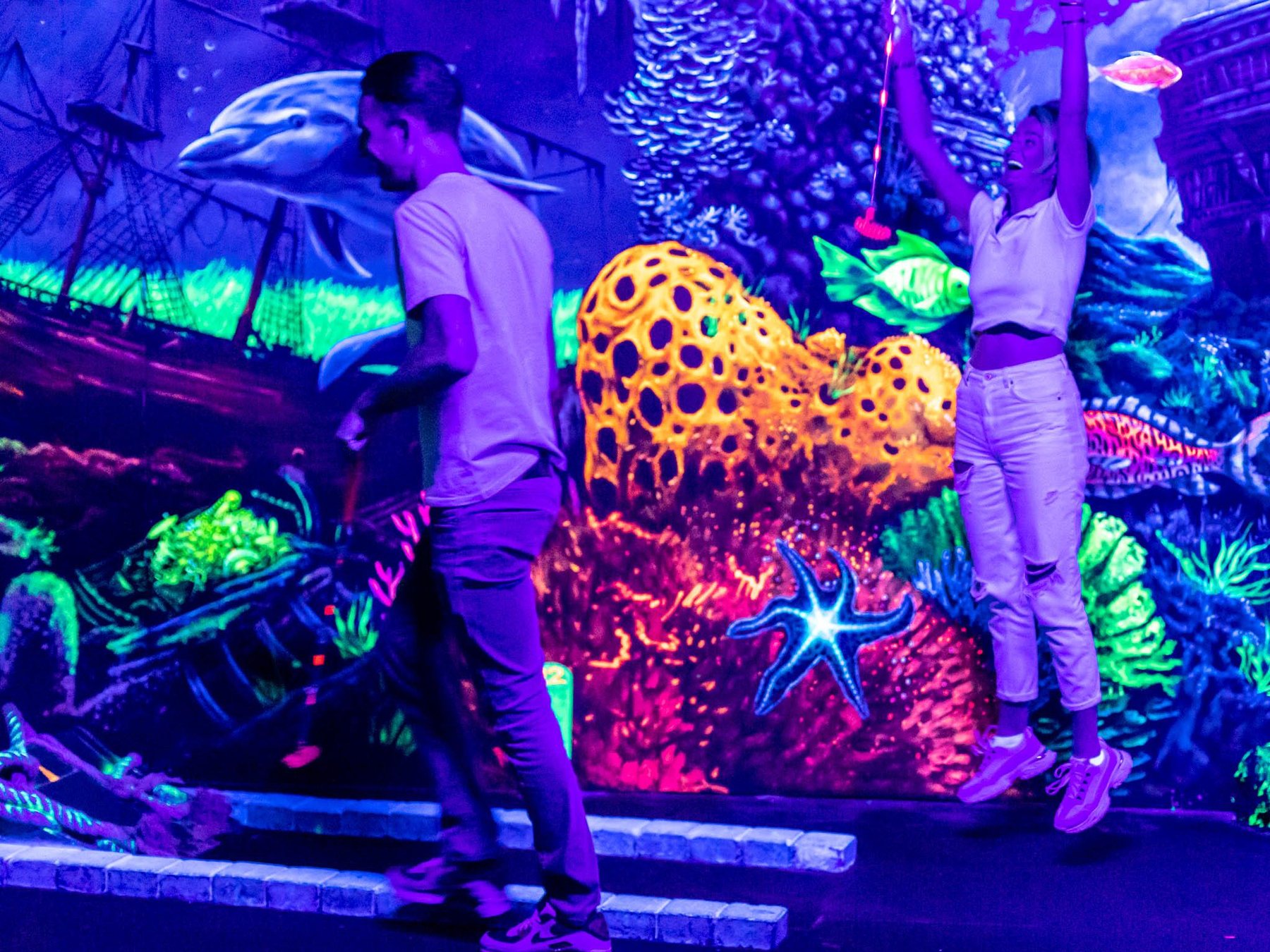 Minigolf im Dunkeln in Amsterdam
