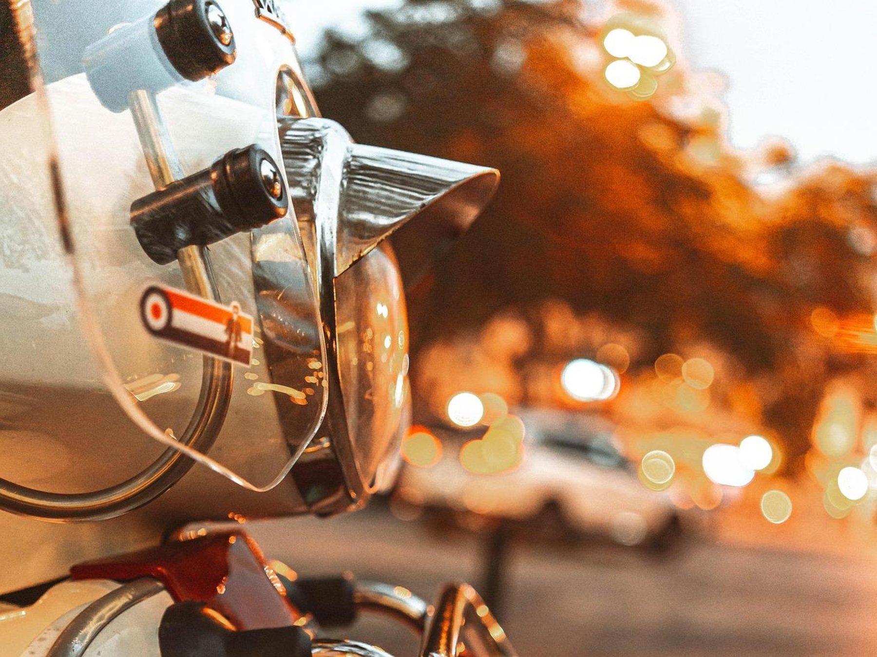 Florenz: Geführte Vespa-Tour mit dem legendären Weinfenster