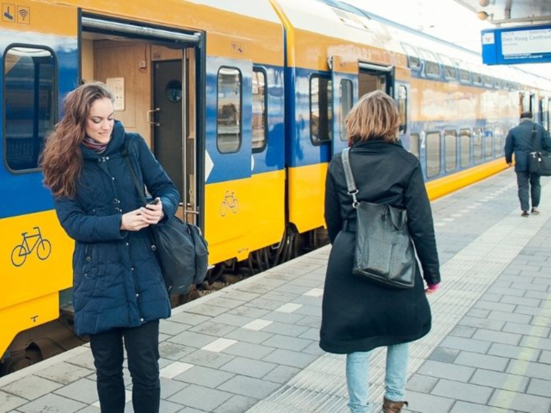 Hin- und Rückfahrt mit dem Zug Flughafen Schiphol - Amsterdam Hauptbahnhof