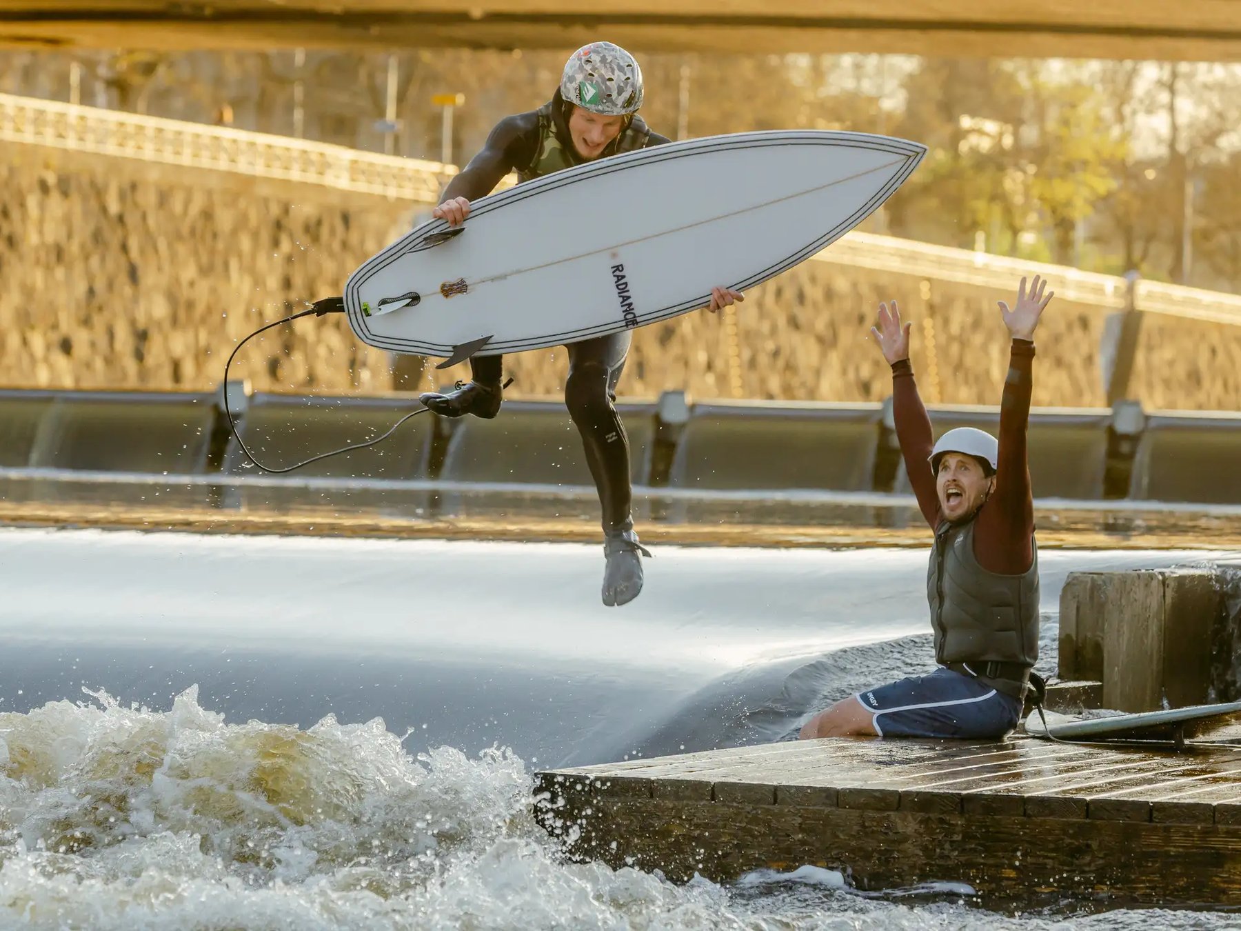 In Prag Flusssurfen mit einem Instruktor