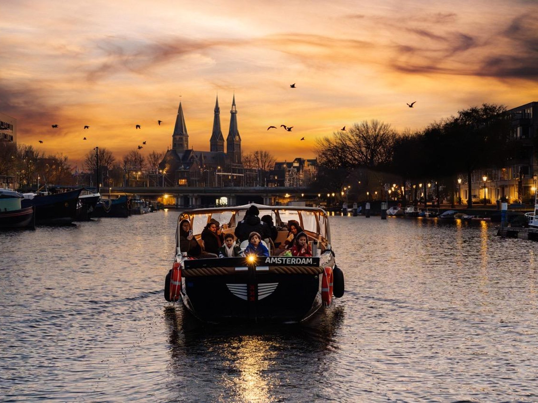 Amsterdam: Abendliche Bootstour auf einem offenen Boot
