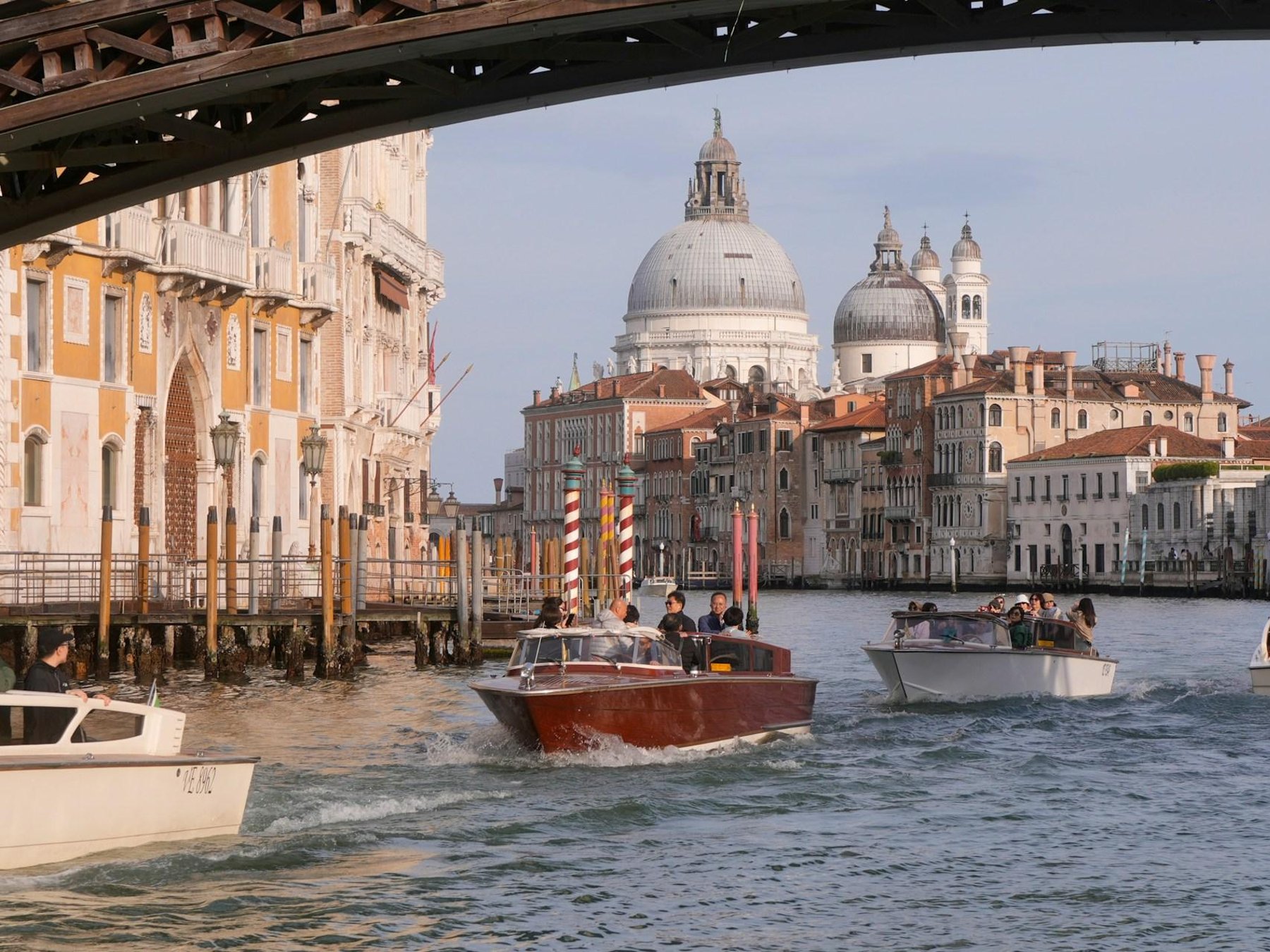 Venedig: Privates Wassertaxi vom/zum Bahnhof Santa Lucia und Ihrem Hotel