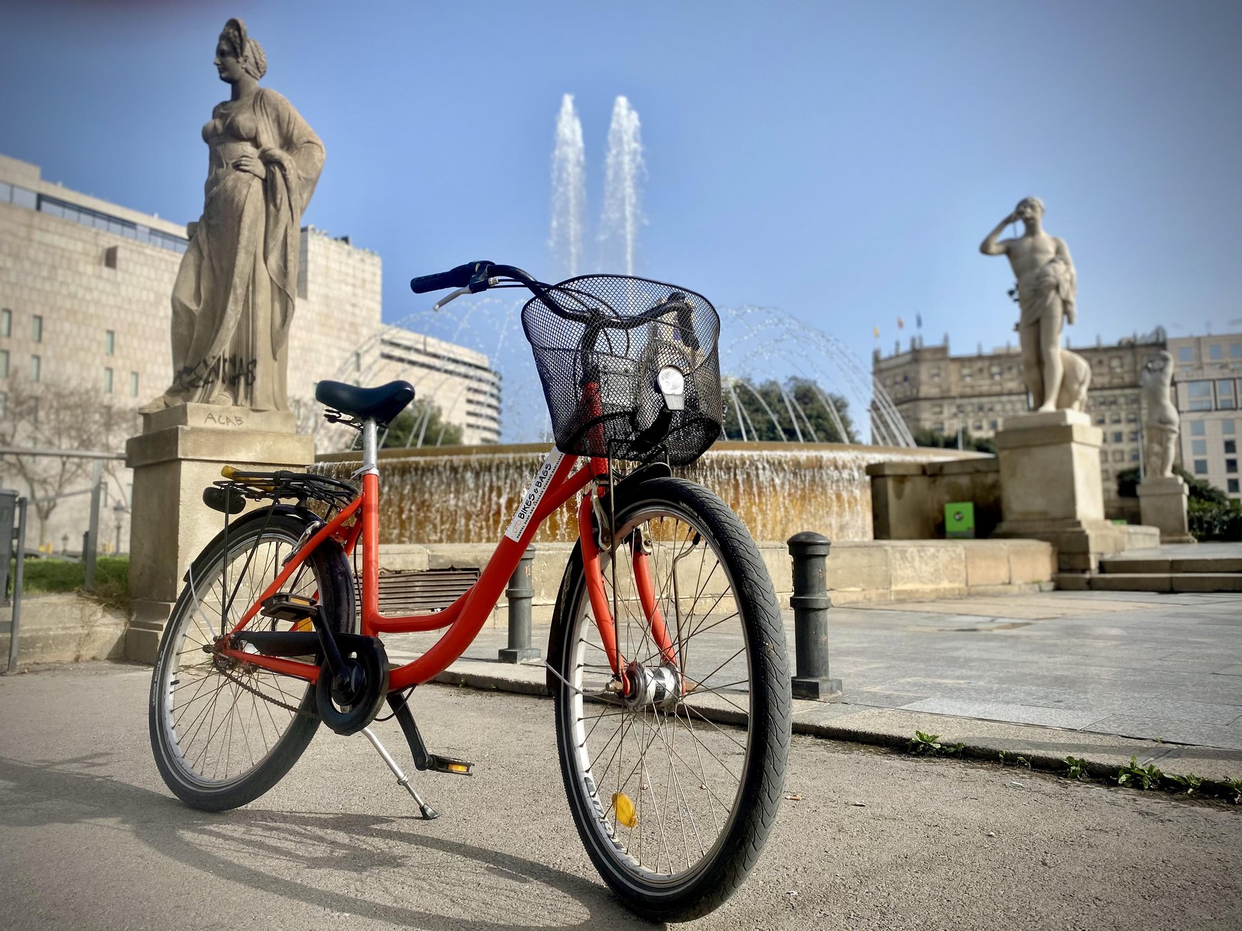 Ganztägiger Fahrrad-/E-Bike-Verleih mit Helm und Schloss 2 Stunden -