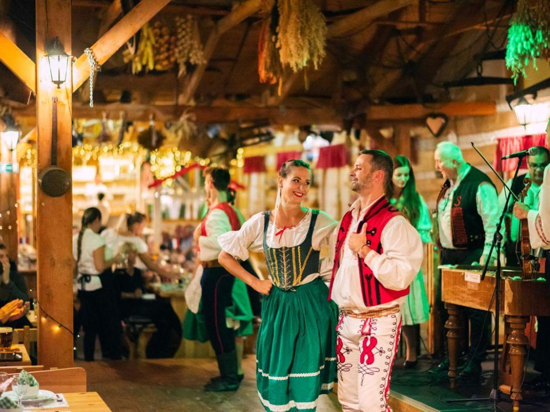 Prag: Folkloristische Dinner-Show mit unbegrenzten Getränken