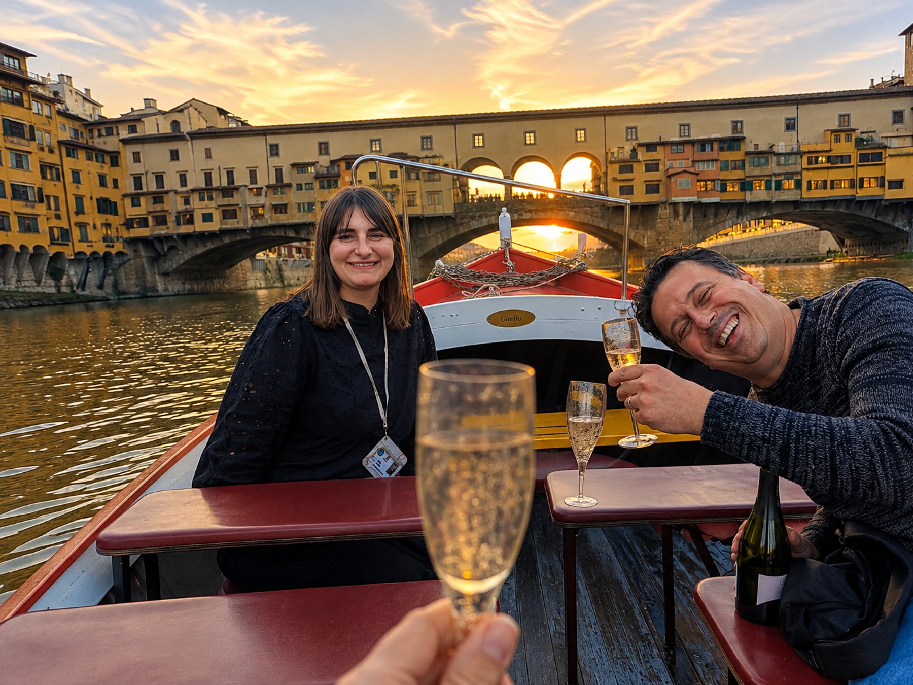 Sonnenuntergangs-Bootsfahrt auf dem Arno mit Wein & Aperitif