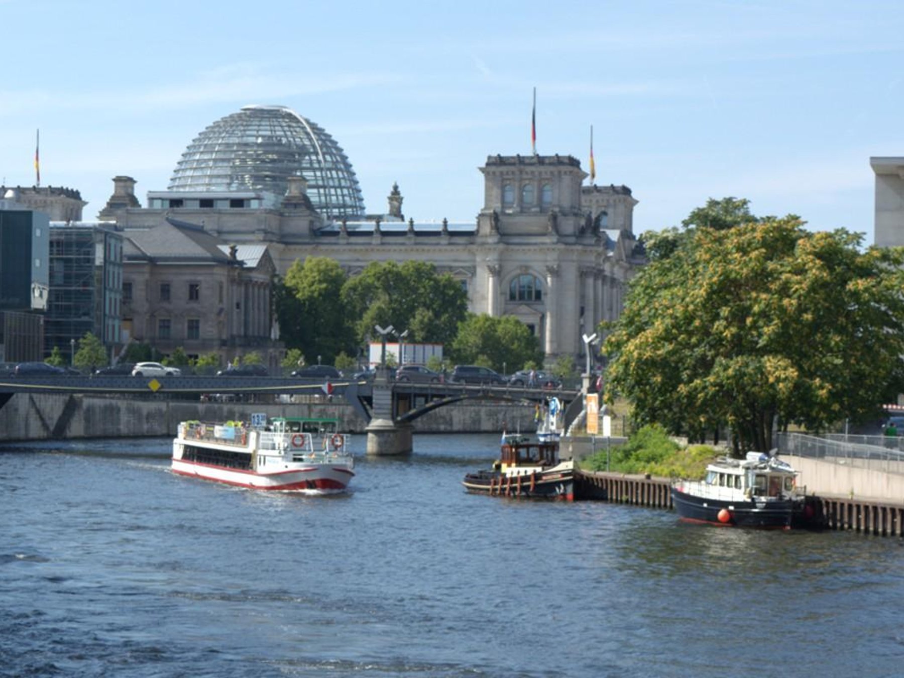 Berlin: 1–1,5-stündige Spree-Sightseeing-Fahrt ab Friedrichstraße
