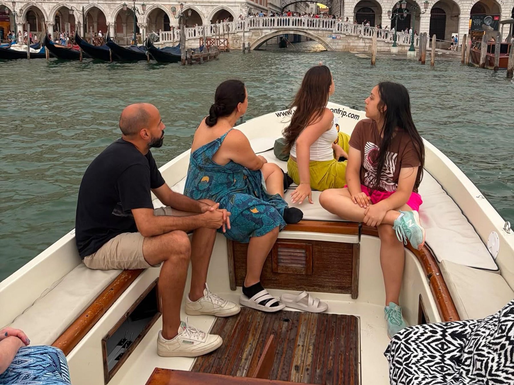 Traditionelle Bootsfahrt in Venedig im Markusbecken