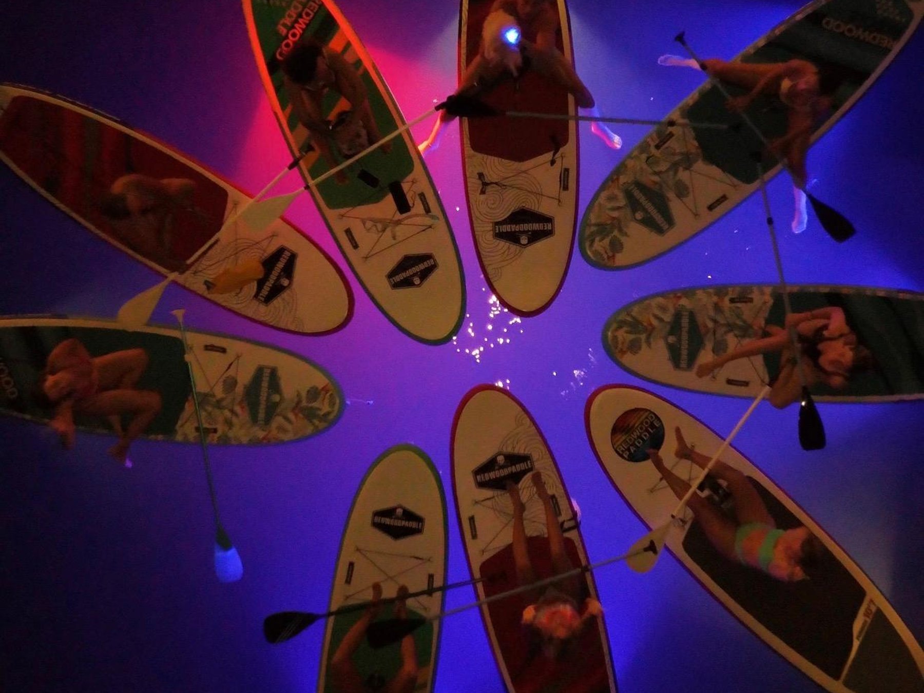Paddle surf nocturno en Barcelona con luces LED, bebida y fotos