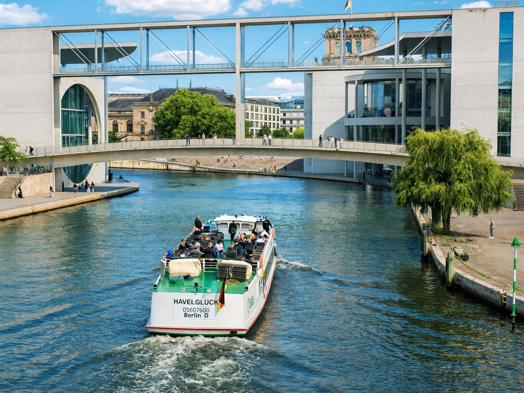 Berlin: Spreefahrt mit beheiztem Elektroschiff + Live-Führung