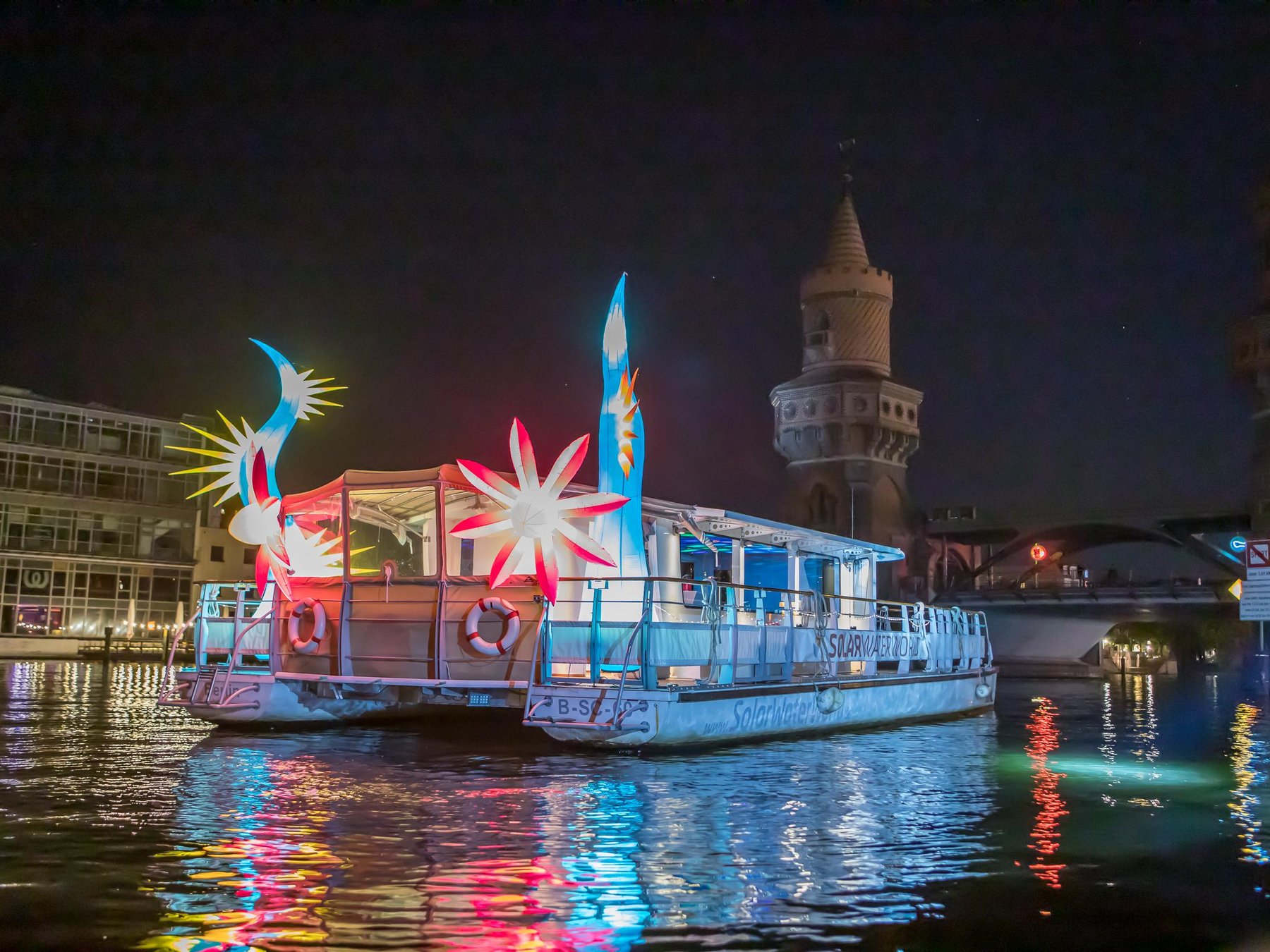 Abendliche Sightseeing-Tour mit speziell beleuchteten Booten