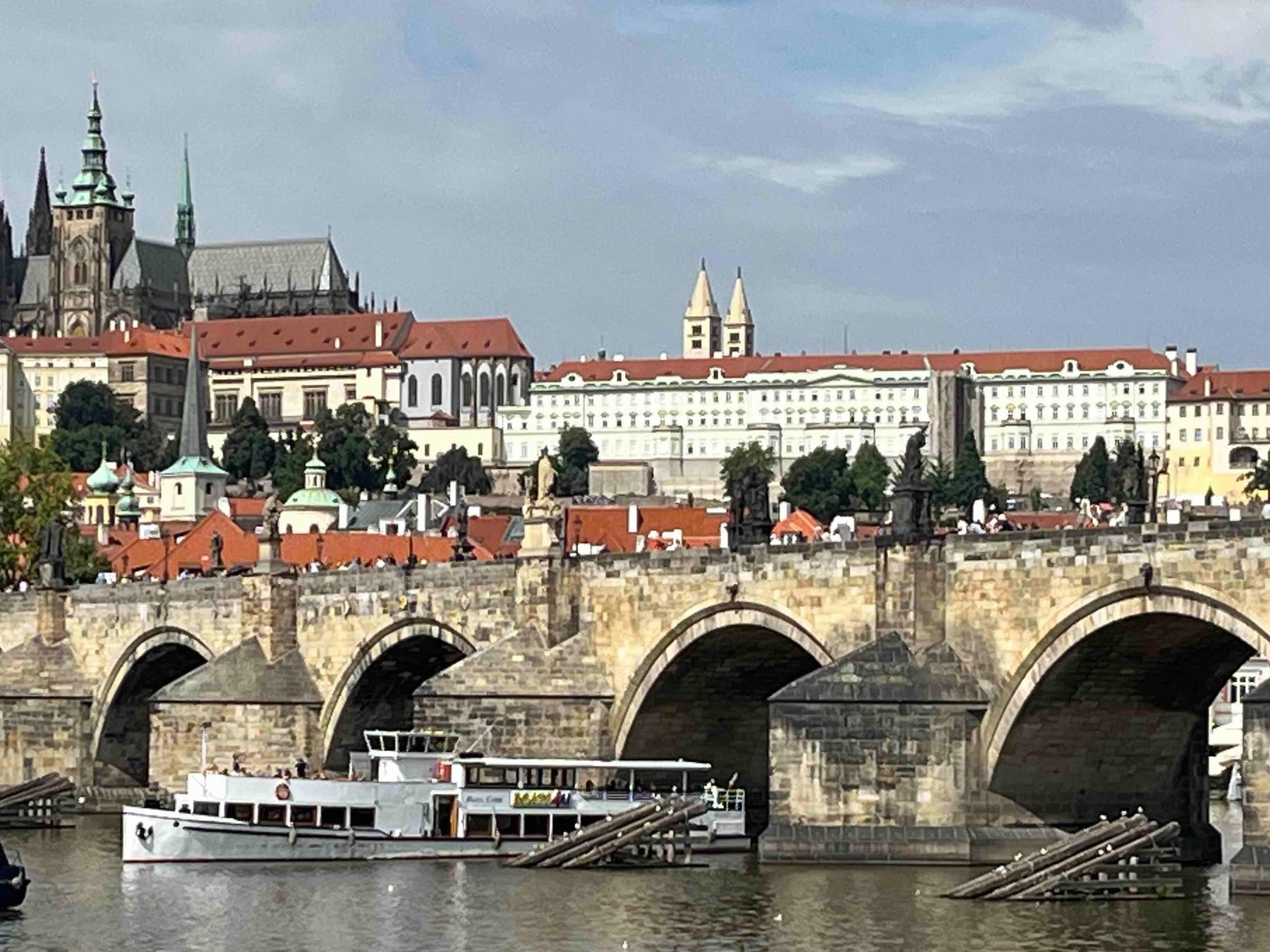 In Prag: 1-stündige Flussfahrt mit 2 Getränken inklusive