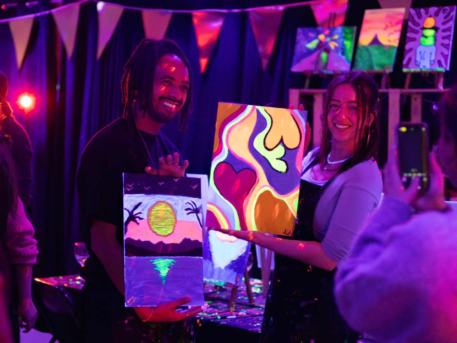 Sip & Paint im Dunkeln mit unbegrenzten Getränken