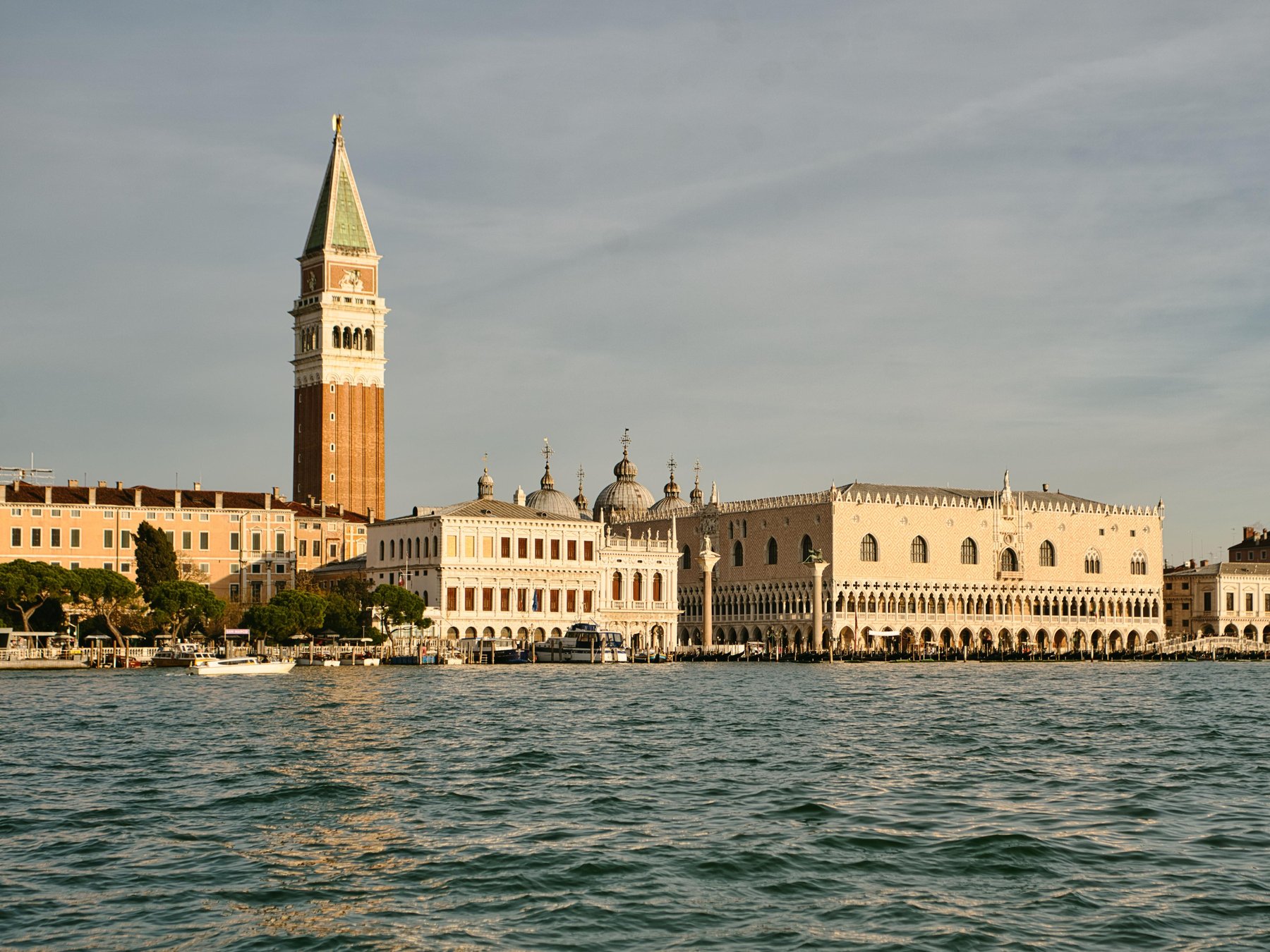 In Venedig: Dogenpalast: Bevorzugter Eingang (Erstattbares Ticket)