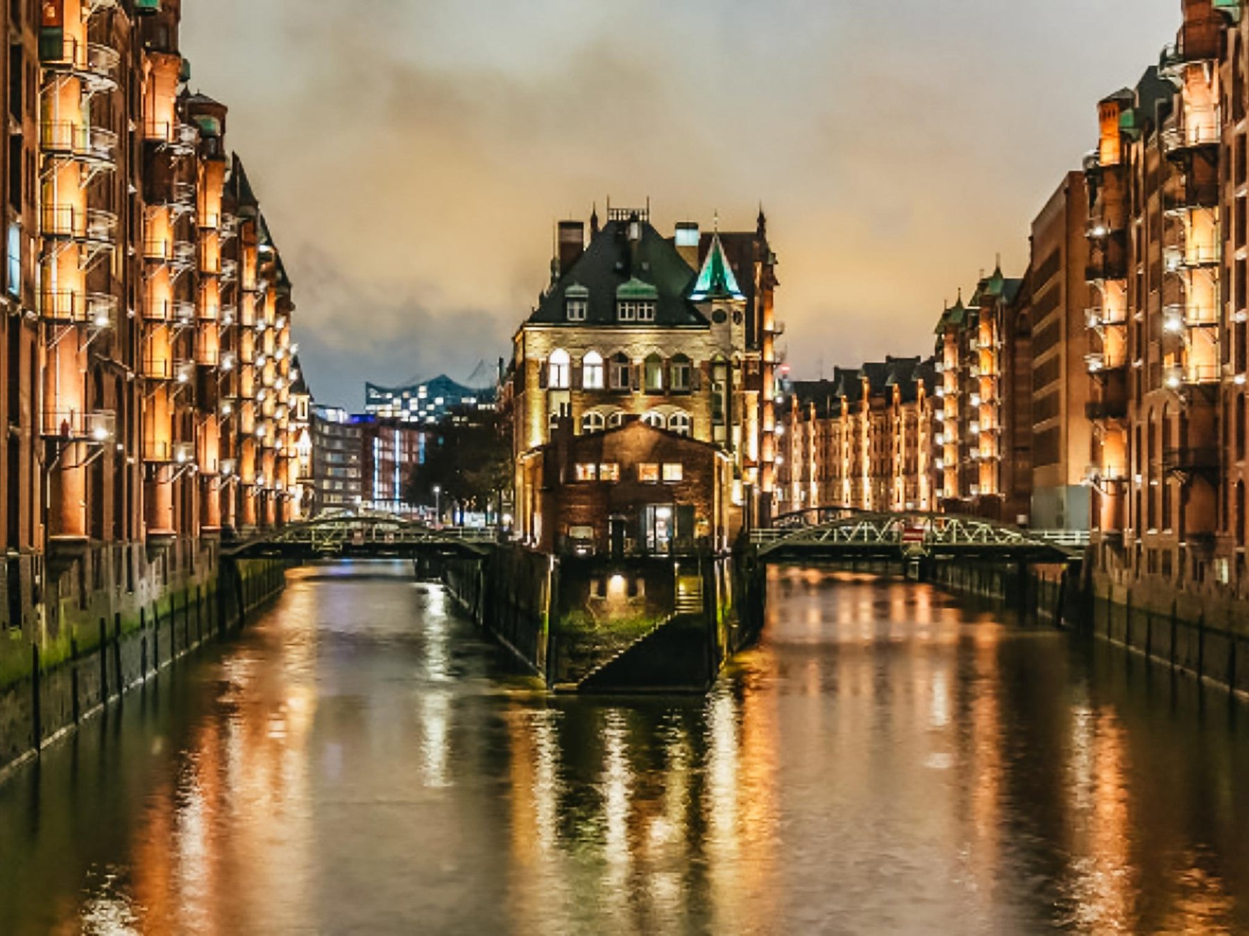 Hamburg 1,5-stündige Große Hafen-Abendlichter-Kreuzfahrt