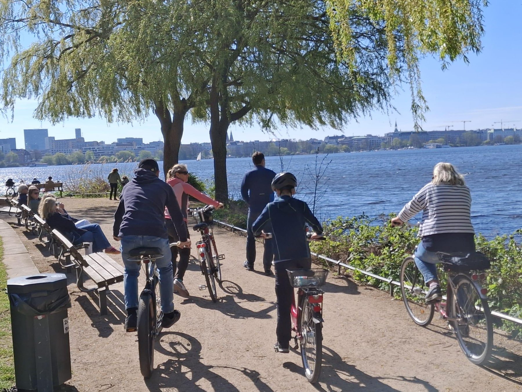 Fahrradtour um die Alster – Promis, Wasser und Natur