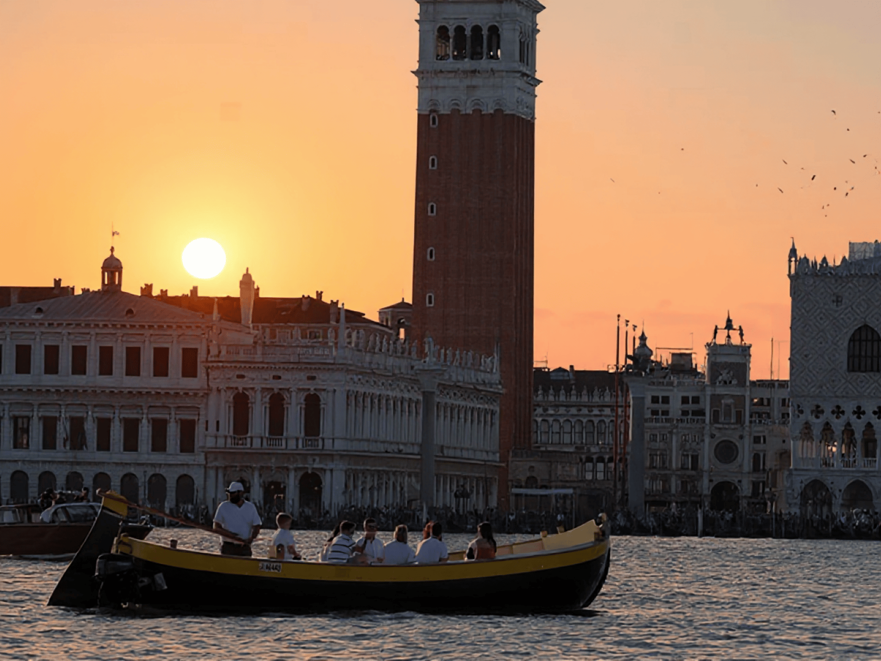 In Venedig: Venedig Sonnenuntergangsfahrt mit traditionellem Boot & Prosecco 1h 30m