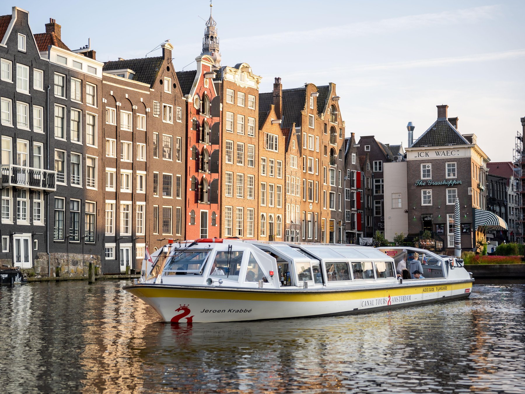 Amsterdam: Komfortable Grachtenfahrt + Audioguide