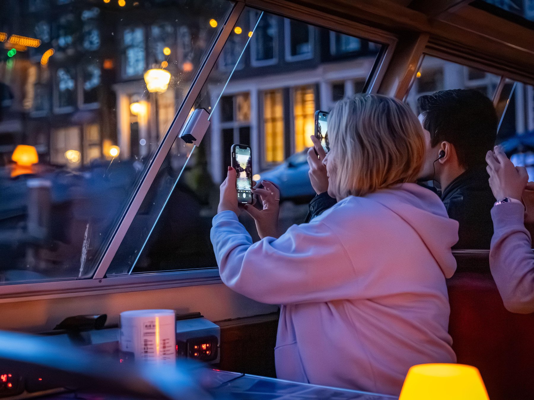 Amsterdam: Grachtenfahrt am Abend – Lichter der Stadt & Wein (optional)Deutsch