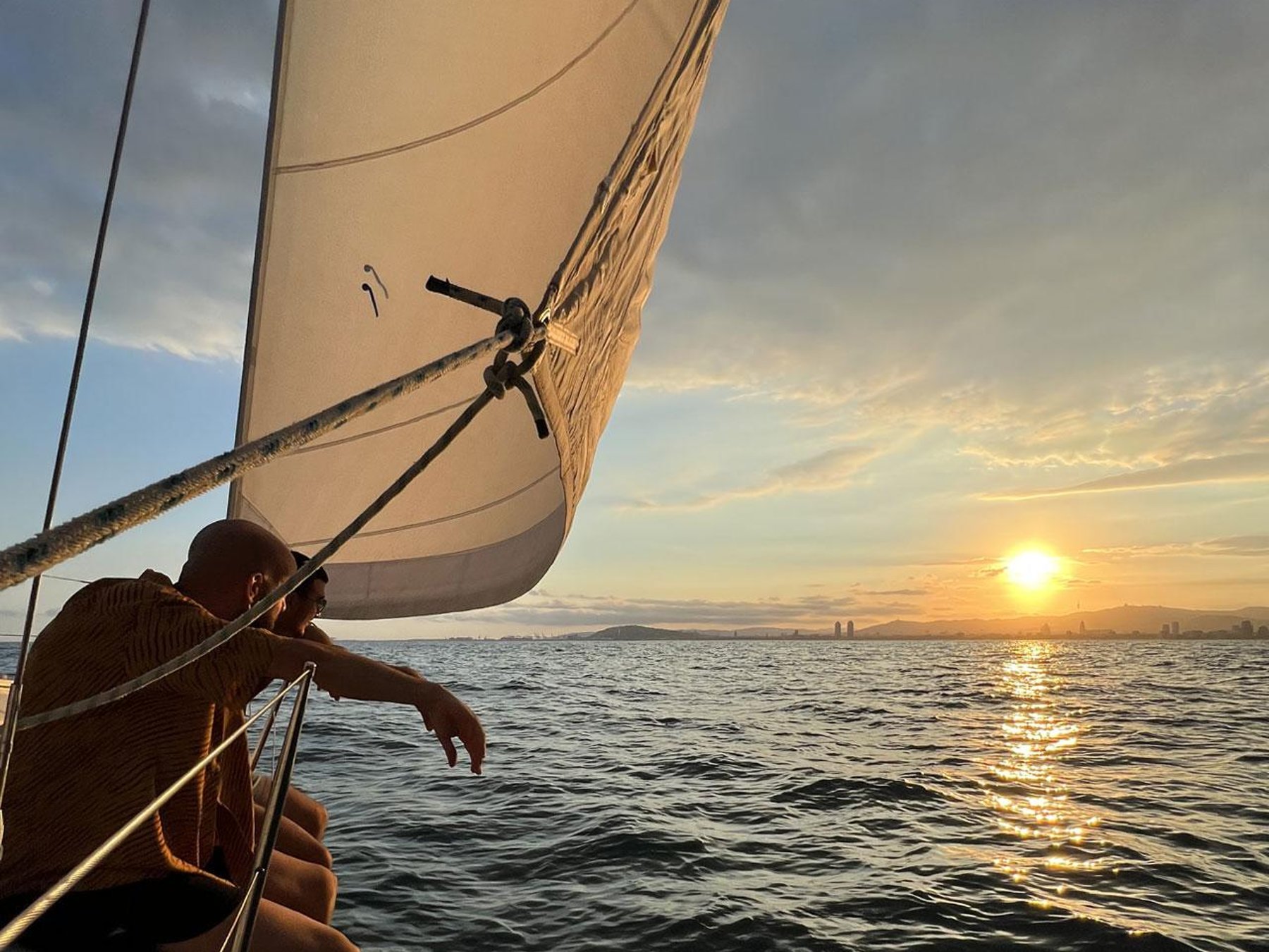 Barcelona: 4-stündige Segeltour mit offener Bar, katalanischem Snack und Badestopp