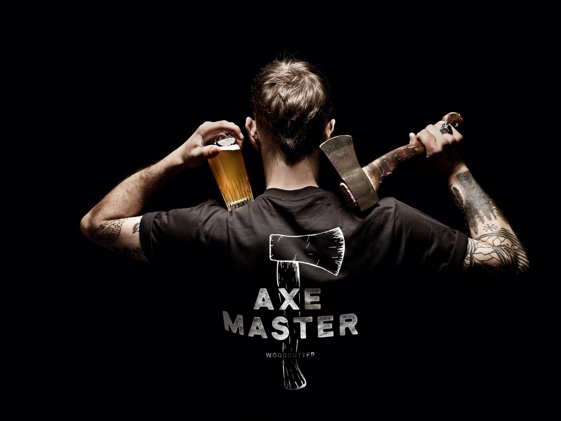 In HamburgAxe Throwing & Craft Beer Experience in Hamburg