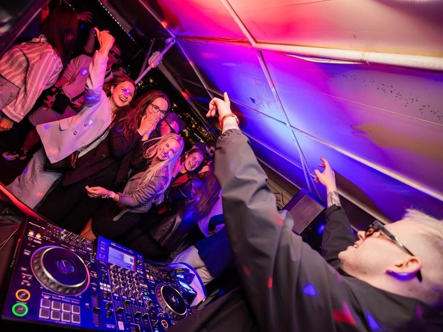 Prag: Bootsparty bei Sonnenuntergang + Eintritt zum Duplex Club