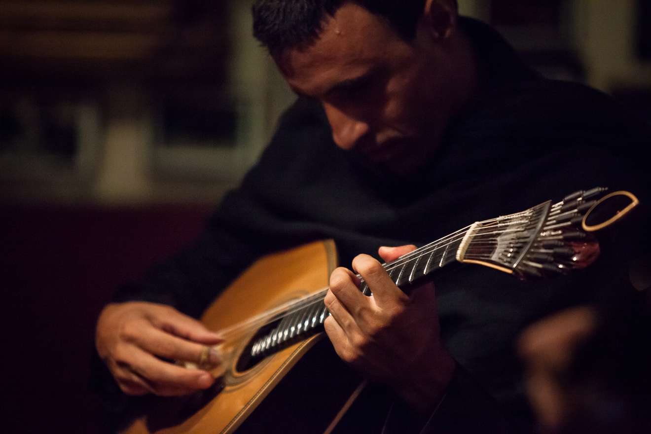 Espetáculo de fado ao vivo com vinho do Porto