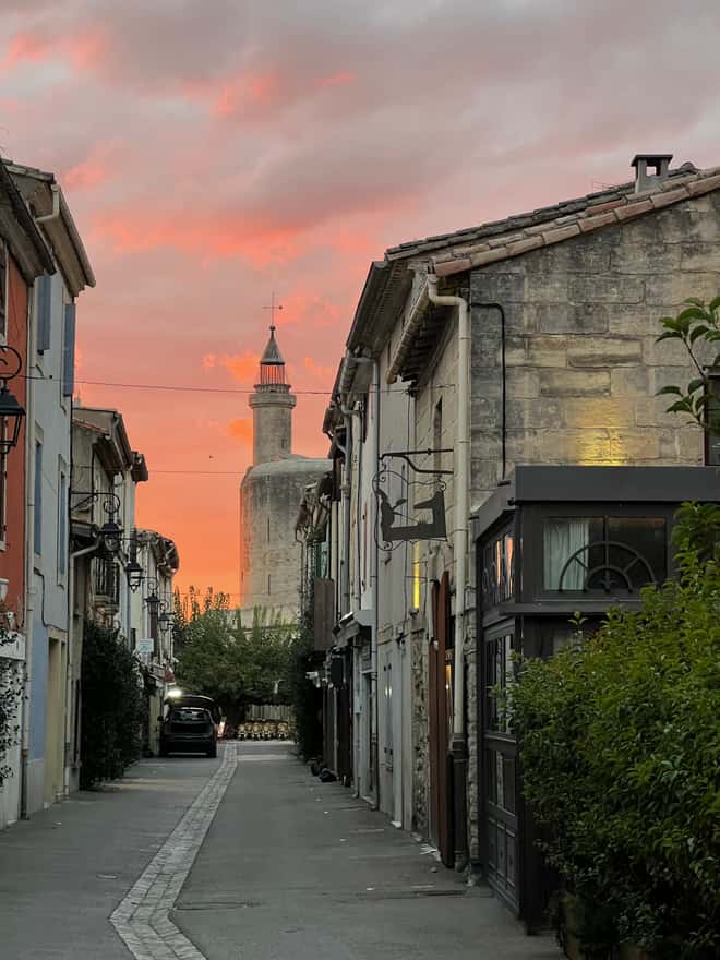 Aigues-Mortes : Tout est faux ! — visite guidée insolite et vraie histoire