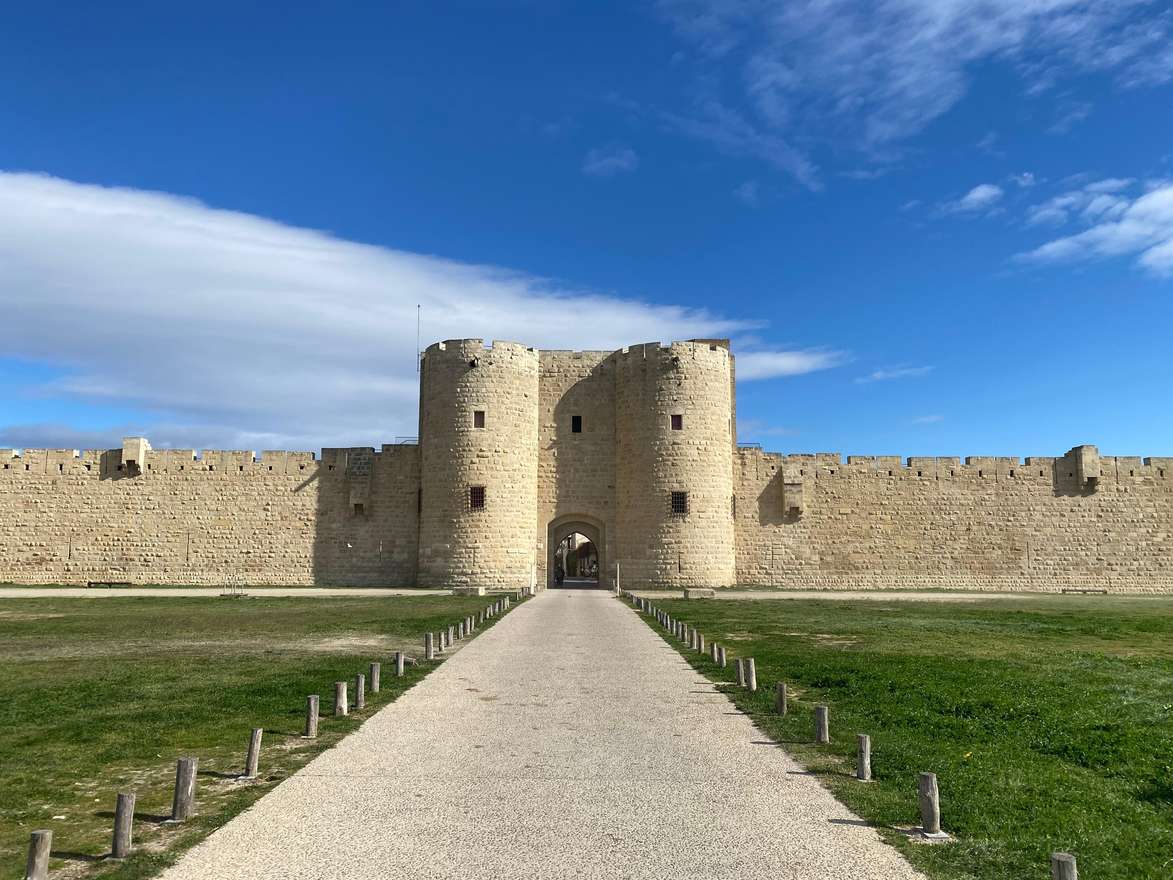 Aigues-Mortes : Tout est faux ! — visite guidée insolite et vraie histoire