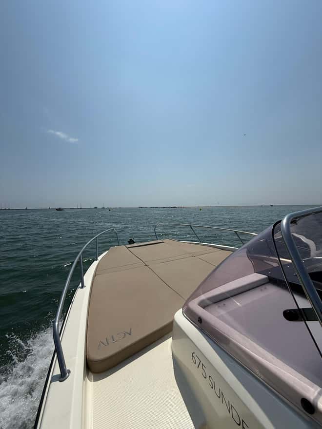 Explorez l’Espiguette et son banc de sable à bord d’un bateau premium
